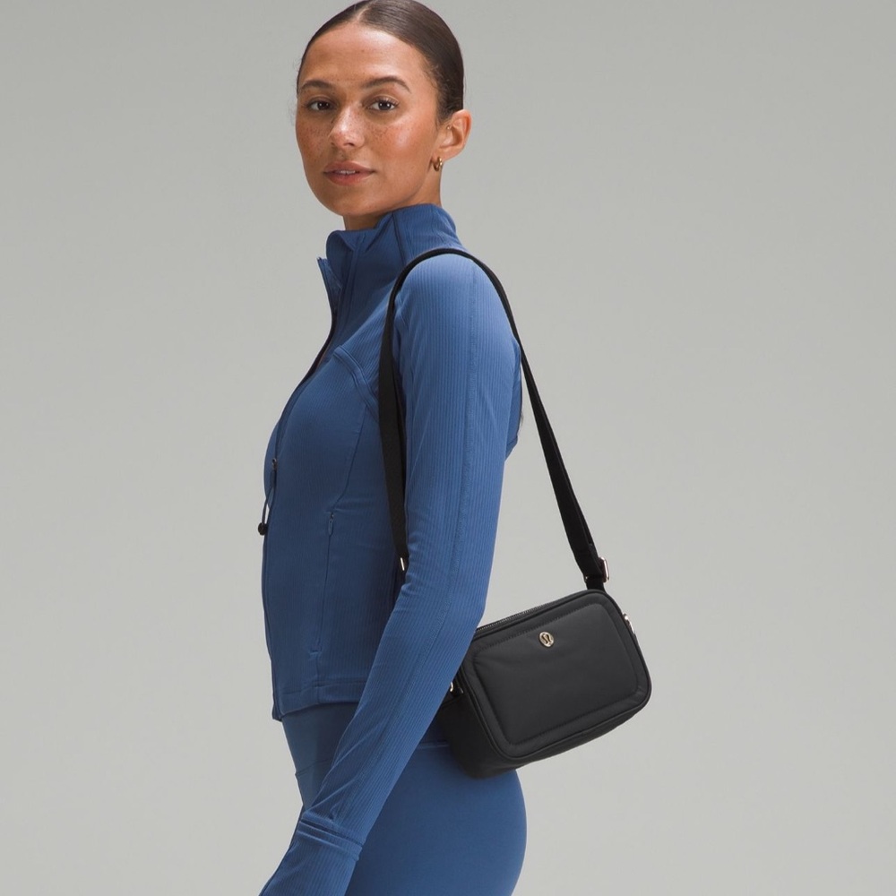 Lululemon crossbody camera bag 2L